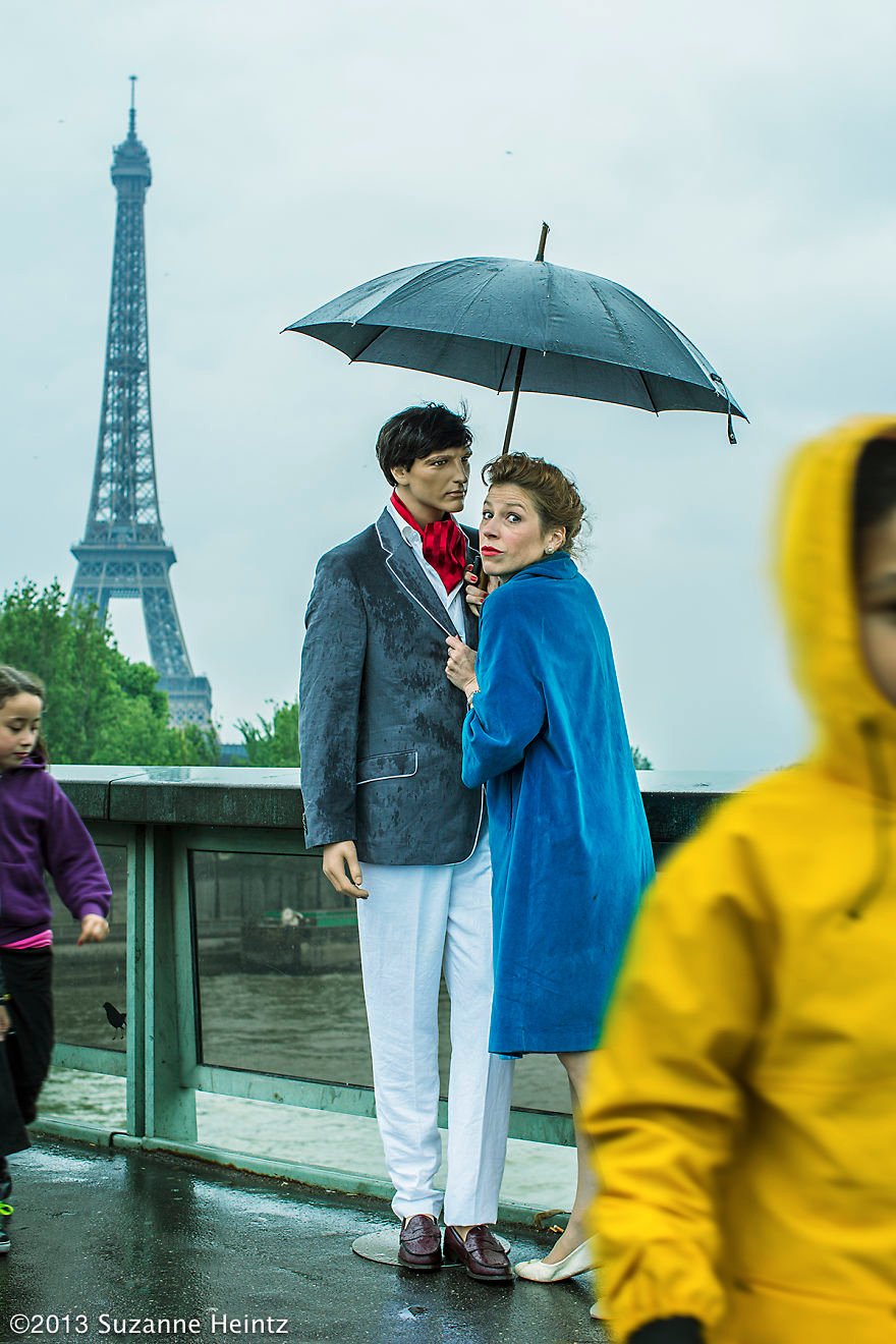 Ανύπαντρη 43χρονη έφτιαξε την «τέλεια» οικογένεια: Φωτογραφίζεται σε καθημερινές στιγμές με κούκλες [εικόνες] | iefimerida.gr 3