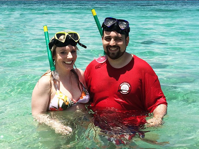 O πιο μίζερος τουρίστας του κόσμου χαμογελάει πάλι – Πήγε ξανά δωρεάν διακοπές, αλλά με την οικογένειά του [εικόνες]  | iefimerida.gr 1