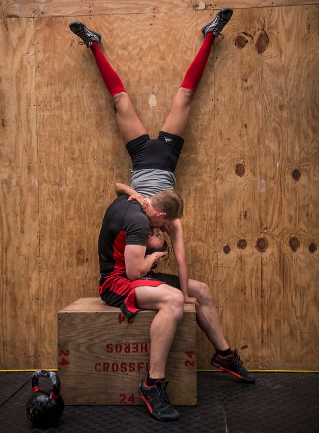 Ενας «γυμνασμένος» έρωτας - Ενας αρραβώνας με βαράκια και ακροβατικά [εικόνες] | iefimerida.gr 8