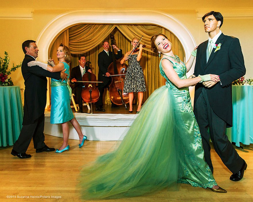 Ανύπαντρη 43χρονη έφτιαξε την «τέλεια» οικογένεια: Φωτογραφίζεται σε καθημερινές στιγμές με κούκλες [εικόνες] | iefimerida.gr 2