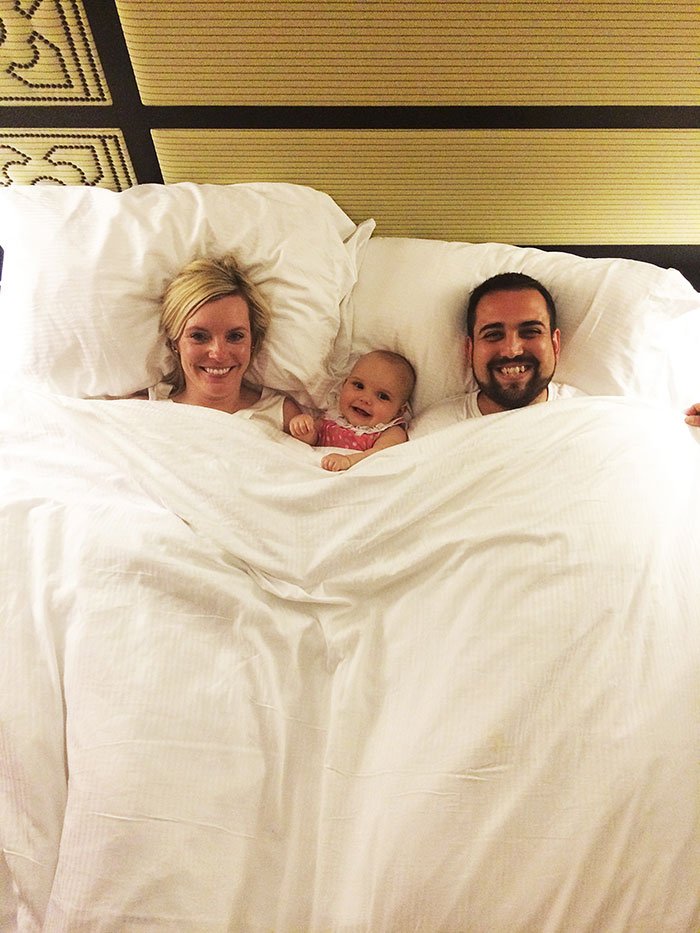 O πιο μίζερος τουρίστας του κόσμου χαμογελάει πάλι – Πήγε ξανά δωρεάν διακοπές, αλλά με την οικογένειά του [εικόνες]  | iefimerida.gr 3