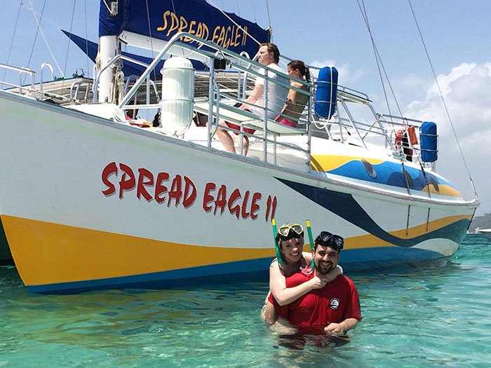 O πιο μίζερος τουρίστας του κόσμου χαμογελάει πάλι – Πήγε ξανά δωρεάν διακοπές, αλλά με την οικογένειά του [εικόνες]  | iefimerida.gr 5