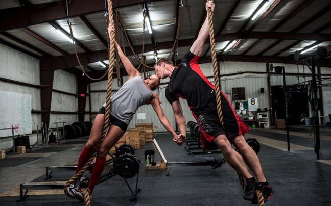 Ενας «γυμνασμένος» έρωτας - Ενας αρραβώνας με βαράκια και ακροβατικά [εικόνες] | iefimerida.gr 9