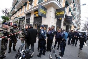 Αιματηρή επίθεση έξω από εβραϊκή συναγωγή στη Γαλλία - Τραυματίστηκαν 3 στρατιώτες [εικόνες] | iefimerida.gr 0