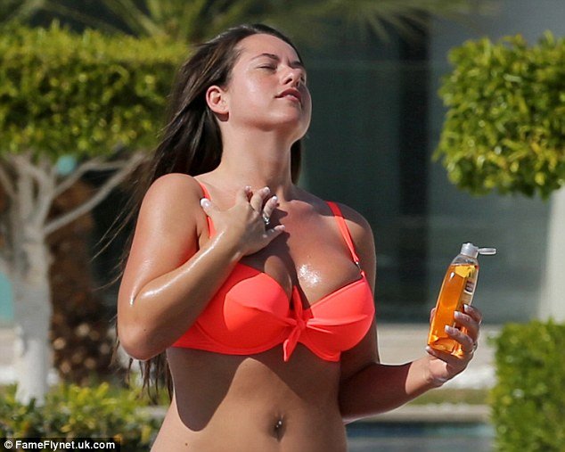 Σύζυγος πολιτικού αλείφεται με αντηλιακό φορώντας αποκαλυπτικό μπικίνι [εικόνες]  | iefimerida.gr 0