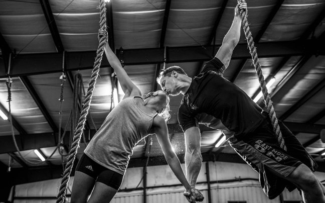 Ενας «γυμνασμένος» έρωτας - Ενας αρραβώνας με βαράκια και ακροβατικά [εικόνες] | iefimerida.gr 2