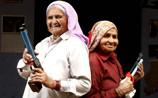  Το δίδυμο της συμφοράς – Οι γιαγιάδες πιστολέρο της Ινδίας [εικόνες]  | iefimerida.gr 1