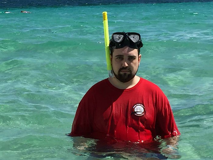 O πιο μίζερος τουρίστας του κόσμου χαμογελάει πάλι – Πήγε ξανά δωρεάν διακοπές, αλλά με την οικογένειά του [εικόνες]  | iefimerida.gr 0