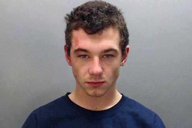 Ενα iPhone του έσωσε τη ζωή – Συγκράτησε τις σφαίρες από κυνηγετική καραμπίνα [εικόνες] | iefimerida.gr 3