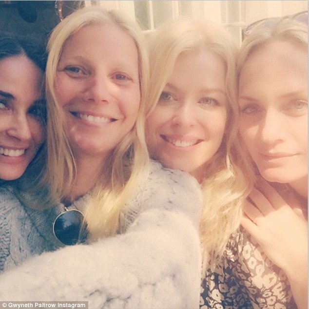 Η selfie των Πάλτροου και Μουρ χωρίς μακιγιάζ -Θαμπώνουν [εικόνα]  | iefimerida.gr 0