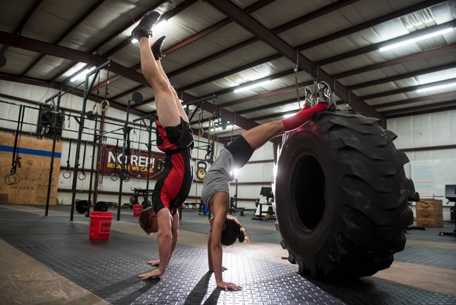 Ενας «γυμνασμένος» έρωτας - Ενας αρραβώνας με βαράκια και ακροβατικά [εικόνες] | iefimerida.gr 0