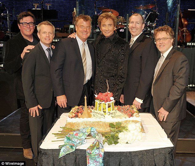 Δείτε ποιος τραγουδιστής παντρεύτηκε κρυφά τον μάνατζερ του [εικόνες]  | iefimerida.gr 1