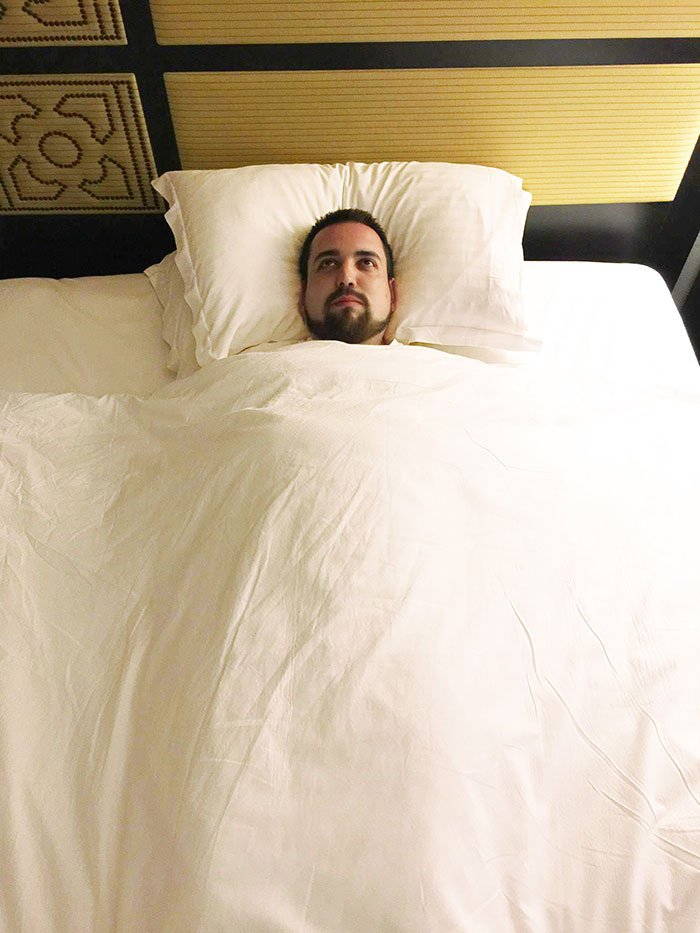 O πιο μίζερος τουρίστας του κόσμου χαμογελάει πάλι – Πήγε ξανά δωρεάν διακοπές, αλλά με την οικογένειά του [εικόνες]  | iefimerida.gr 2