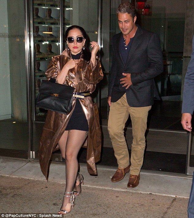 Ημίγυμνη εμφάνιση που θα συζητηθεί - Η Lady Gaga με σημάδια από βεντούζες στην πλάτη [εικόνες]  | iefimerida.gr 2