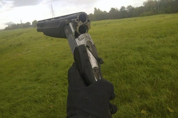 Ενα iPhone του έσωσε τη ζωή – Συγκράτησε τις σφαίρες από κυνηγετική καραμπίνα [εικόνες] | iefimerida.gr 1