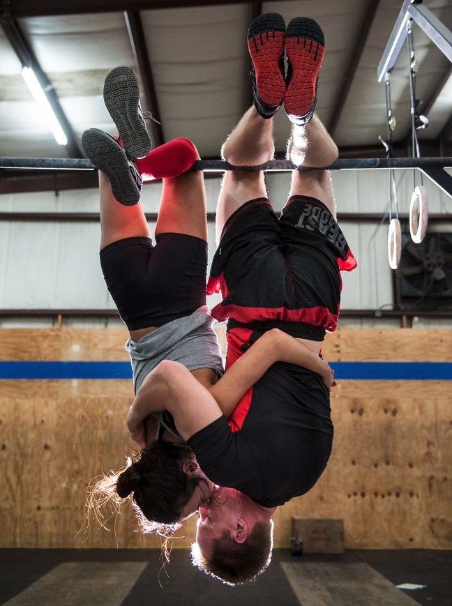 Ενας «γυμνασμένος» έρωτας - Ενας αρραβώνας με βαράκια και ακροβατικά [εικόνες] | iefimerida.gr 1