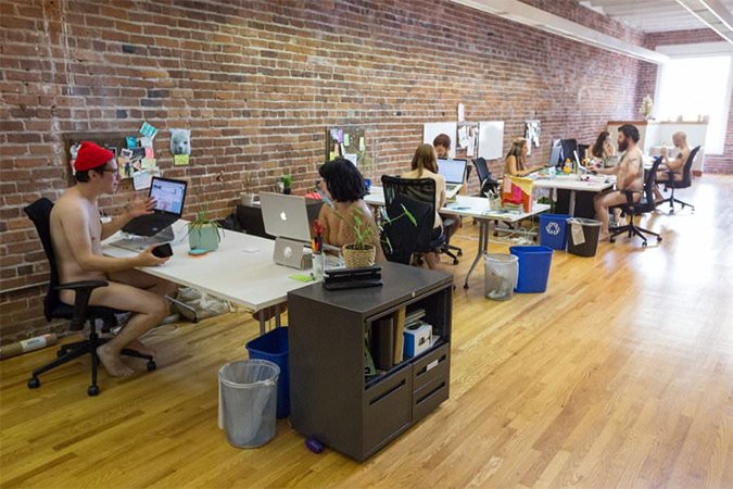 Ενα γραφείο στο Σαν Φρανσίσκο όπου όλοι δουλεύουν γυμνοί [εικόνες]  | iefimerida.gr 1