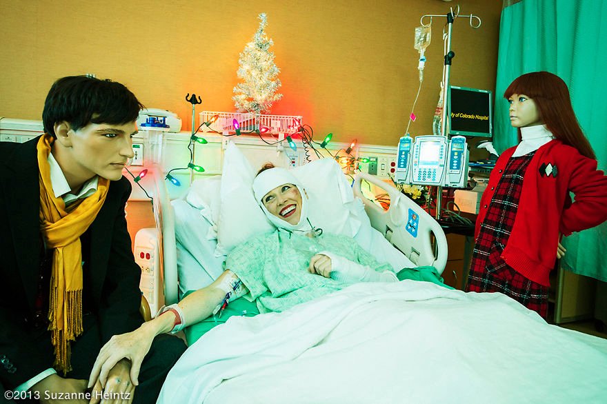 Ανύπαντρη 43χρονη έφτιαξε την «τέλεια» οικογένεια: Φωτογραφίζεται σε καθημερινές στιγμές με κούκλες [εικόνες] | iefimerida.gr 6