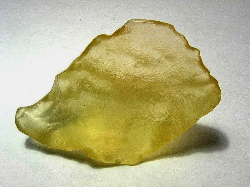 Πτώση μετεωρίτη ή έκρηξη κομήτη – Το μυστήριο γύρω από κίτρινο γυαλί της Λιβυκής ερήμου [εικόνες]  | iefimerida.gr 1