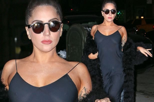Ξεγυμνώθηκε και πάλι η Lady Gaga- Βγήκε στους δρόμους χωρίς στηθόδεσμο [εικόνες]   | iefimerida.gr 1