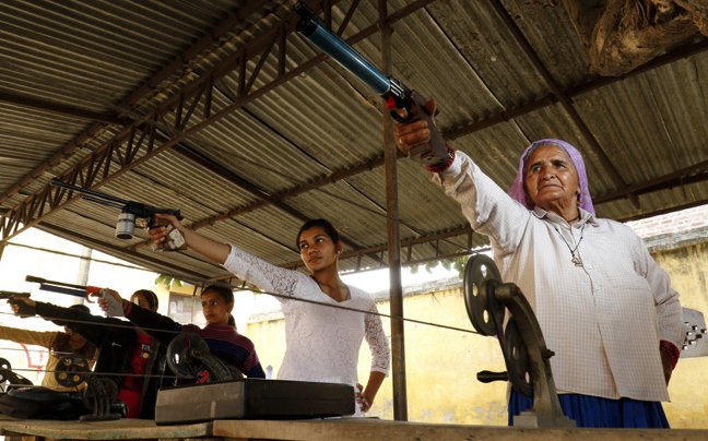  Το δίδυμο της συμφοράς – Οι γιαγιάδες πιστολέρο της Ινδίας [εικόνες]  | iefimerida.gr 3