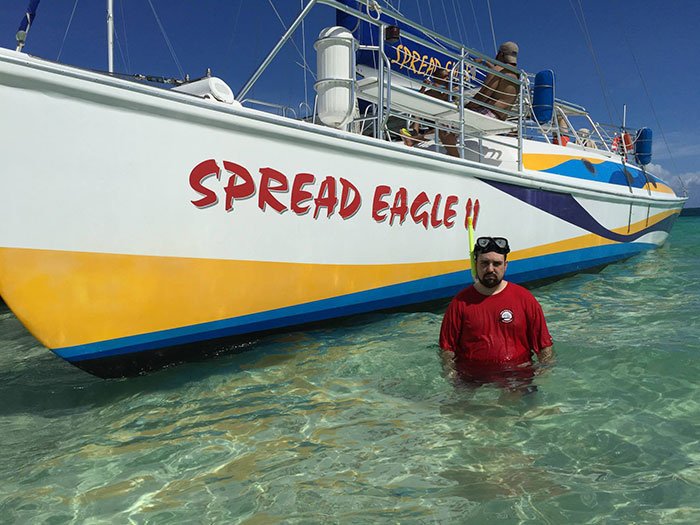 O πιο μίζερος τουρίστας του κόσμου χαμογελάει πάλι – Πήγε ξανά δωρεάν διακοπές, αλλά με την οικογένειά του [εικόνες]  | iefimerida.gr 4