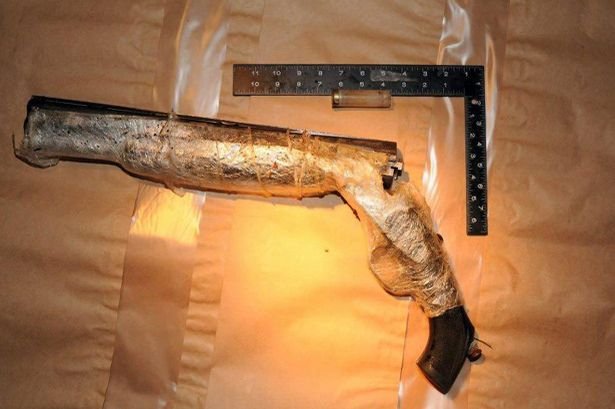 Ενα iPhone του έσωσε τη ζωή – Συγκράτησε τις σφαίρες από κυνηγετική καραμπίνα [εικόνες] | iefimerida.gr 2