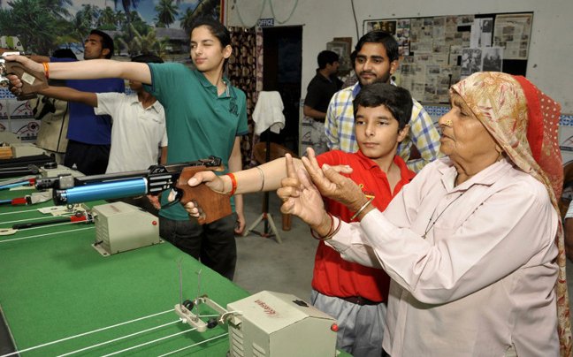 Το δίδυμο της συμφοράς – Οι γιαγιάδες πιστολέρο της Ινδίας [εικόνες]  | iefimerida.gr 4