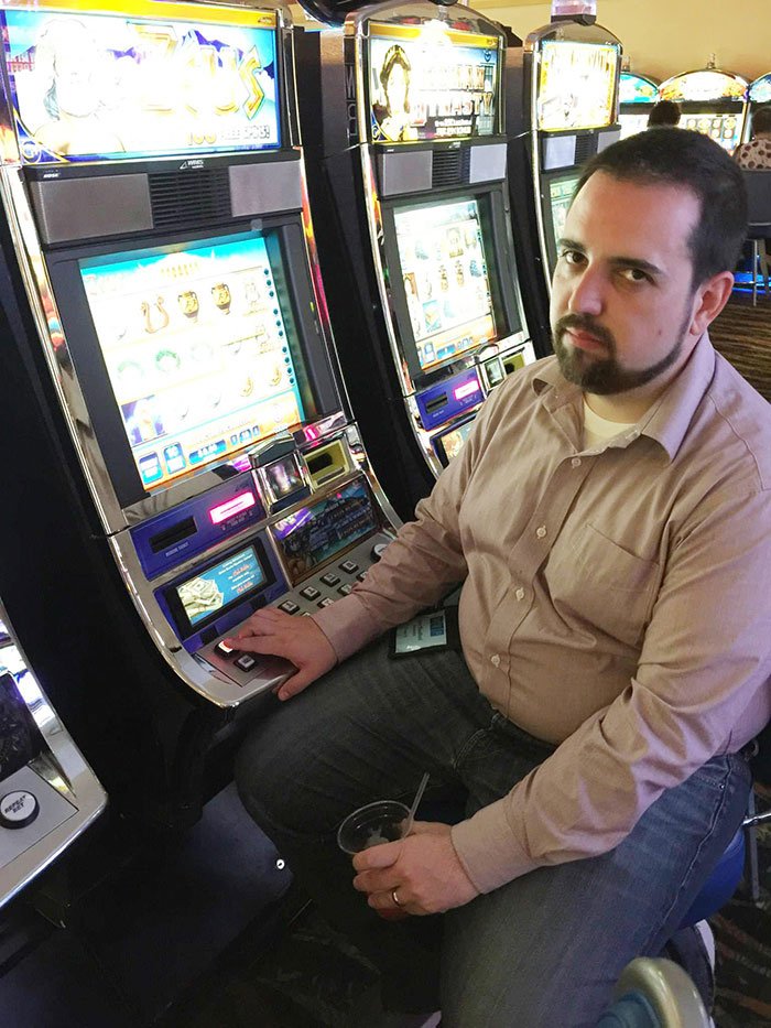 O πιο μίζερος τουρίστας του κόσμου χαμογελάει πάλι – Πήγε ξανά δωρεάν διακοπές, αλλά με την οικογένειά του [εικόνες]  | iefimerida.gr 6