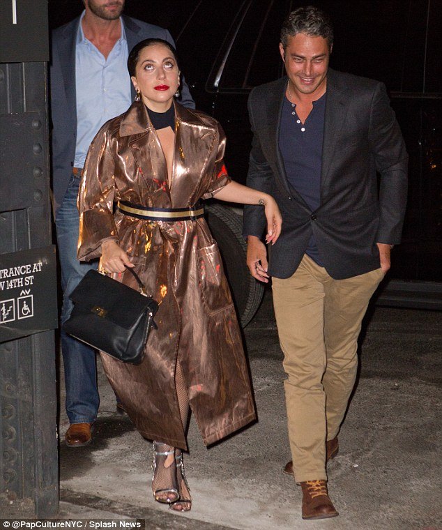 Ημίγυμνη εμφάνιση που θα συζητηθεί - Η Lady Gaga με σημάδια από βεντούζες στην πλάτη [εικόνες]  | iefimerida.gr 3