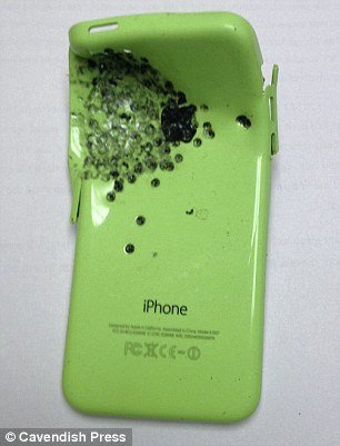 Ενα iPhone του έσωσε τη ζωή – Συγκράτησε τις σφαίρες από κυνηγετική καραμπίνα [εικόνες] | iefimerida.gr 0