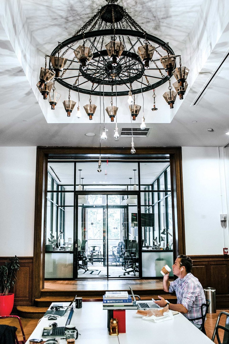 Τα γραφεία του μέλλοντος ή 5 δισ. χαμένος χώρος; Εκεί όπου δουλεύεις πίνοντας μπύρα [εικόνες] | iefimerida.gr 3