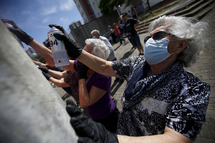 Γκράφιτι τρίτης ηλικίας: Γιαγιάδες πήραν τα σπρέι και ζωγραφίζουν τη Λισαβόνα [εικόνες] | iefimerida.gr 3