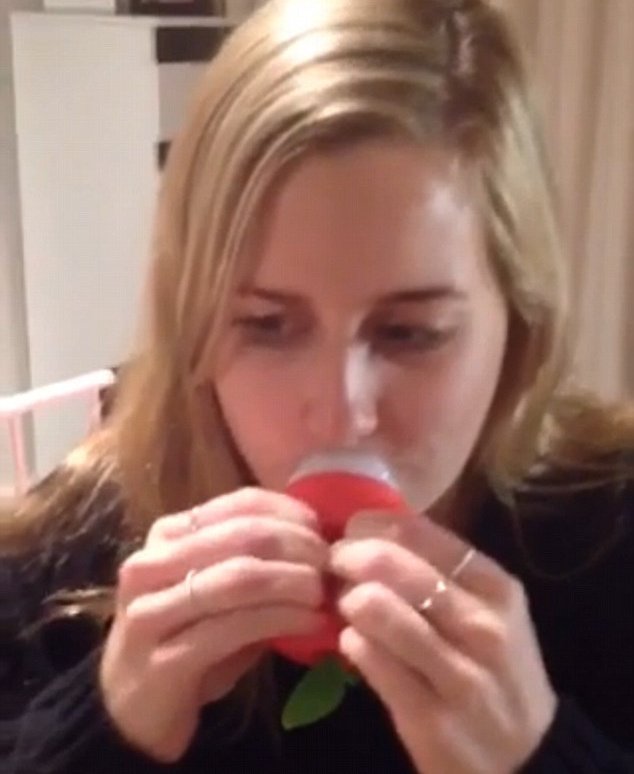 Φούσκωσε τα χείλη της με συσκευή βεντούζα για να μοιάσει στην Καρντάσιαν [εικόνες] | iefimerida.gr 2