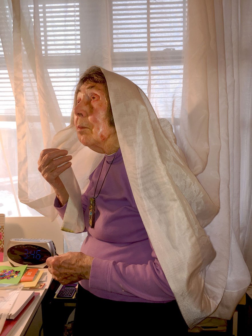 Ποζάρει και παίζει με τον φακό - Η σούπερ γιαγιά που έγινε μούσα στα 97 της χρόνια [εικόνες]  | iefimerida.gr 4