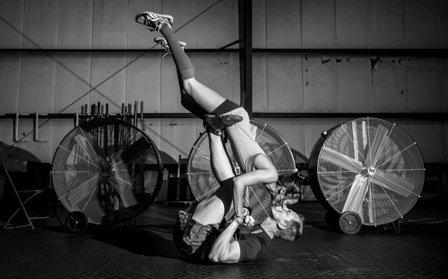 Ενας «γυμνασμένος» έρωτας - Ενας αρραβώνας με βαράκια και ακροβατικά [εικόνες] | iefimerida.gr 3