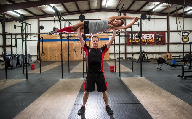 Ενας «γυμνασμένος» έρωτας - Ενας αρραβώνας με βαράκια και ακροβατικά [εικόνες] | iefimerida.gr 6