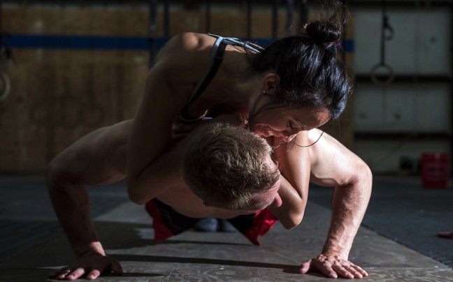 Ενας «γυμνασμένος» έρωτας - Ενας αρραβώνας με βαράκια και ακροβατικά [εικόνες] | iefimerida.gr 7