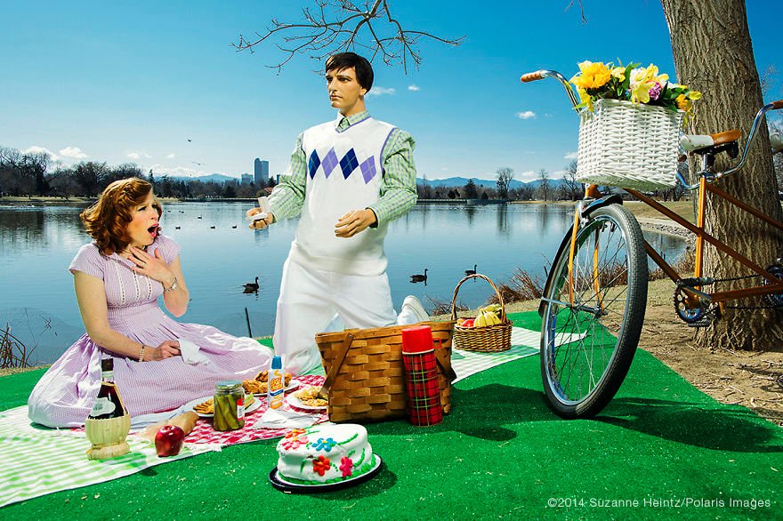 Ανύπαντρη 43χρονη έφτιαξε την «τέλεια» οικογένεια: Φωτογραφίζεται σε καθημερινές στιγμές με κούκλες [εικόνες] | iefimerida.gr 0