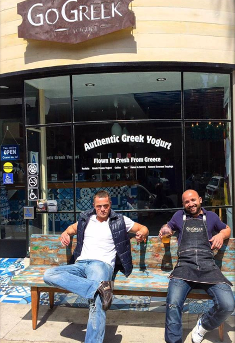 Ο Ελληνας που άνοιξε στο κέντρο του Χόλιγουντ  μαγαζί με ελληνικό γιαούρτι και ξεπουλάει -Πελάτισσές του η Σοφία Βεργκάρα, η Τόρι Σπέλινγκ και πολλοί άλλοι σταρ [εικόνες] | iefimerida.gr 0
