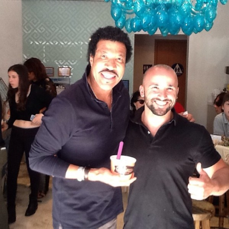 Ο Ελληνας που άνοιξε στο κέντρο του Χόλιγουντ  μαγαζί με ελληνικό γιαούρτι και ξεπουλάει -Πελάτισσές του η Σοφία Βεργκάρα, η Τόρι Σπέλινγκ και πολλοί άλλοι σταρ [εικόνες] | iefimerida.gr 13