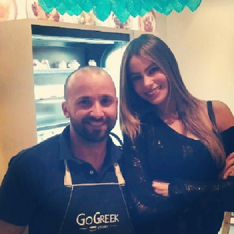 Ο Ελληνας που άνοιξε στο κέντρο του Χόλιγουντ  μαγαζί με ελληνικό γιαούρτι και ξεπουλάει -Πελάτισσές του η Σοφία Βεργκάρα, η Τόρι Σπέλινγκ και πολλοί άλλοι σταρ [εικόνες] | iefimerida.gr 14