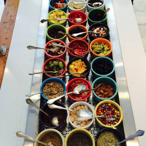 Ο Ελληνας που άνοιξε στο κέντρο του Χόλιγουντ  μαγαζί με ελληνικό γιαούρτι και ξεπουλάει -Πελάτισσές του η Σοφία Βεργκάρα, η Τόρι Σπέλινγκ και πολλοί άλλοι σταρ [εικόνες] | iefimerida.gr 2