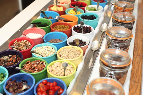 Ο Ελληνας που άνοιξε στο κέντρο του Χόλιγουντ  μαγαζί με ελληνικό γιαούρτι και ξεπουλάει -Πελάτισσές του η Σοφία Βεργκάρα, η Τόρι Σπέλινγκ και πολλοί άλλοι σταρ [εικόνες] | iefimerida.gr 3