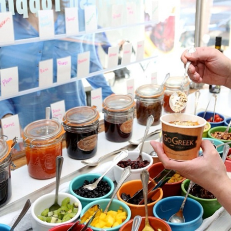 Ο Ελληνας που άνοιξε στο κέντρο του Χόλιγουντ  μαγαζί με ελληνικό γιαούρτι και ξεπουλάει -Πελάτισσές του η Σοφία Βεργκάρα, η Τόρι Σπέλινγκ και πολλοί άλλοι σταρ [εικόνες] | iefimerida.gr 4