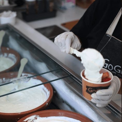 Ο Ελληνας που άνοιξε στο κέντρο του Χόλιγουντ  μαγαζί με ελληνικό γιαούρτι και ξεπουλάει -Πελάτισσές του η Σοφία Βεργκάρα, η Τόρι Σπέλινγκ και πολλοί άλλοι σταρ [εικόνες] | iefimerida.gr 7