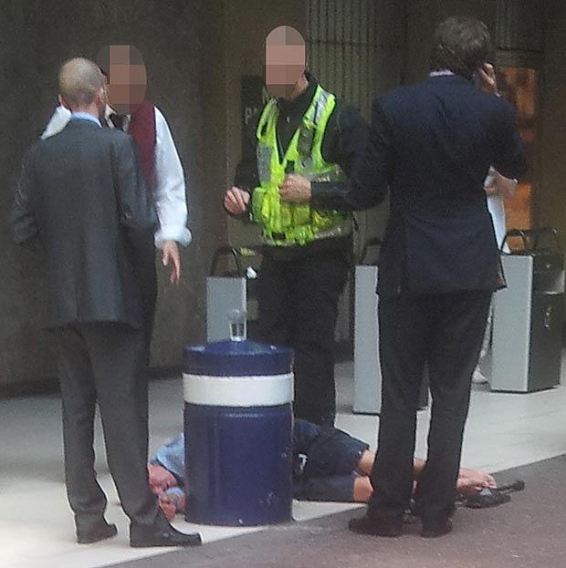 Σοκάρει η εικόνα του μεθυσμένου, πεσμένου στο πεζοδρόμιο Πολ Γκασκόιν – Εκλιπαρούσε για ένα ποτό [εικόνες]  | iefimerida.gr 1