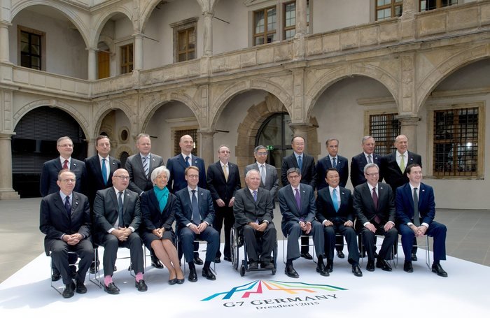 Ο Μισέλ Σαπέν έβαλε χρώμα στη συνάντηση των G7 -Με ροζ κάλτσες που έβγαλαν μάτια [εικόνες] | iefimerida.gr 0