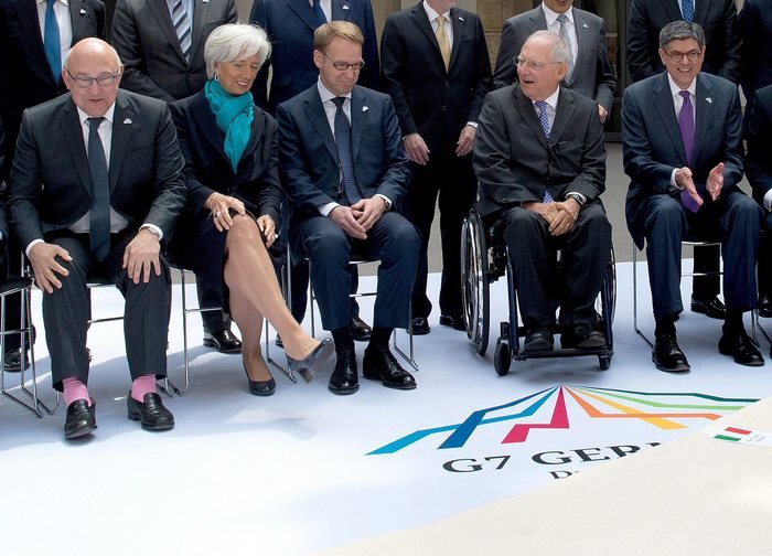 Ο Μισέλ Σαπέν έβαλε χρώμα στη συνάντηση των G7 -Με ροζ κάλτσες που έβγαλαν μάτια [εικόνες] | iefimerida.gr 1