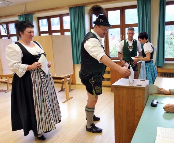 Δείτε πώς ψήφισαν οι Γερμανοί-Φόρεσαν τις παραδοσιακές τους στολές και φωτογραφήθηκαν στην κάλπη [εικόνες] | iefimerida.gr 0